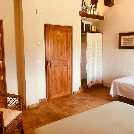 Homestay Mas Teixidor, Masia Entre Girona Y La Costa Brava *